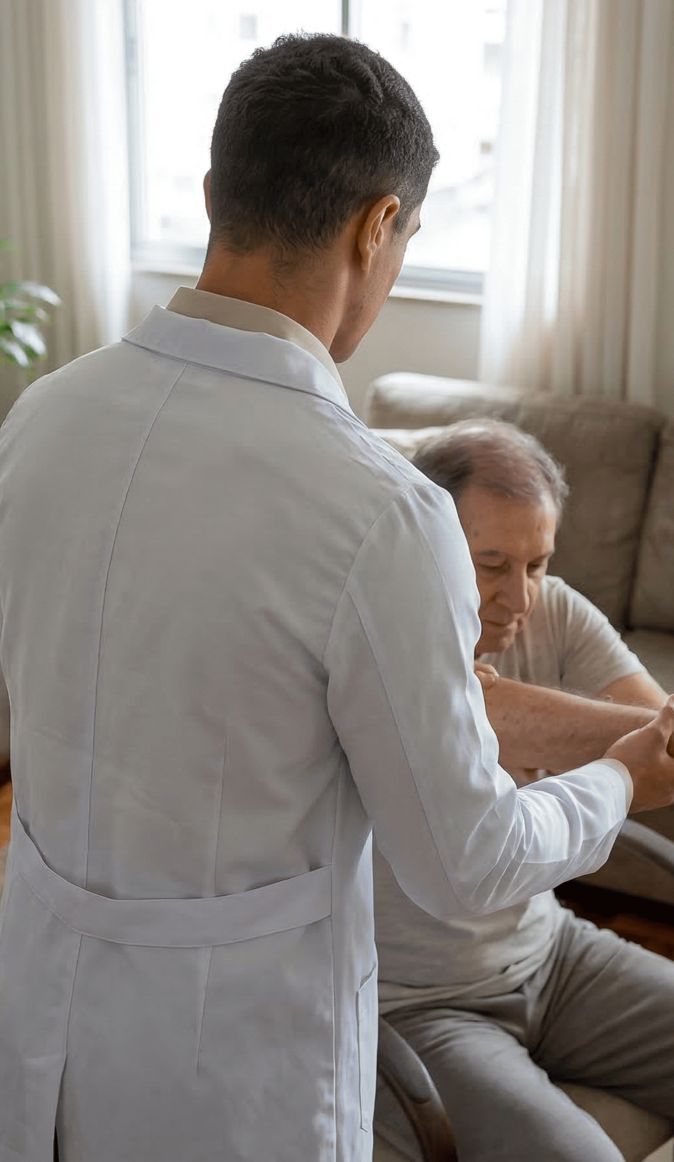 Fisioterapeuta realizando atendimento de reabilitação neurológica domiciliar em paciente idoso